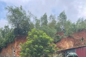 Sạt lở đất làm sập tường ở Vĩnh Phúc, 2 người thương vong