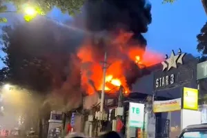 Ngôi nhà ở Hà Nội bốc cháy dữ dội, khói đen bốc cao hàng chục mét