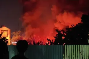 Cháy lớn tại một kho xưởng ở Hà Nội lúc rạng sáng 