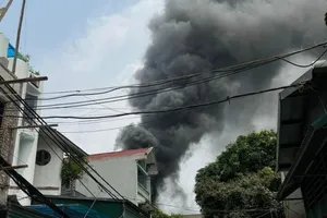 Cháy nhà ở Hà Nội, cột khói bốc cao cả chục mét