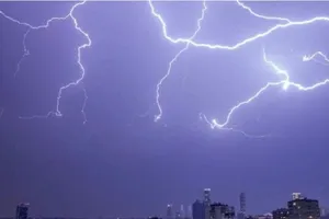 Đá bóng lúc trời mưa, bé trai bị sét đánh tử vong