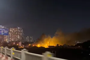Cháy kho hàng chuyển phát nhanh ở Hà Nội, cột khói bốc cao cả chục mét 