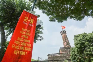 Cờ đỏ sao vàng ‘nhuộm’ khắp phố phường Hà Nội dịp Quốc khánh 2-9