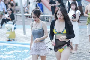 Hàng ngàn người đổ về công viên nước Hồ Tây dịp Quốc khánh 2-9