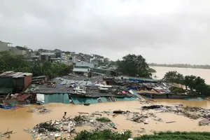 Hình ảnh nhiều ngôi nhà ven sông Hồng bị ngập tới nóc