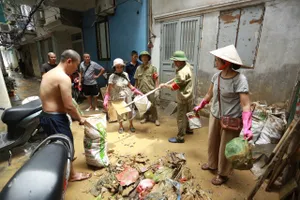 Nước sông Hồng rút, người dân dọn dẹp nhà cửa để ổn định cuộc sống