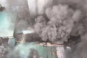 Cháy nhà dân giữa trưa, cột khói bốc cao hàng chục mét