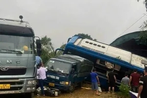 Sạt lở trên trên quốc lộ 2 ở Hà Giang, 2 người chết và mất tích, 4 người bị thương