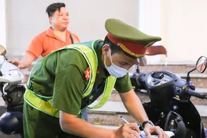 Điểm giữ xe nâng giá vé trong đêm kỉ niệm ngày Giải phóng Thủ đô bị phạt 