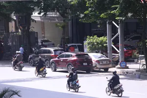 Hà Nội kiên quyết xử lý hành vi chiếm dụng lòng đường, vỉa hè 