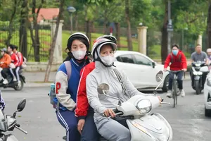 Không khí lạnh tràn về, người Hà Nội khoác áo ấm ra đường