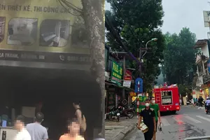 Cháy cửa hàng nội thất trên đường Đê La Thành ở Hà Nội