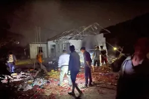 Bắc Giang: Ngôi nhà bốc cháy sau nhiều tiếng nổ lớn, ít nhất một người tử vong