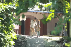 Người đàn ông khuyết tật và bước chân gắng gượng mưu sinh nuôi con nhỏ