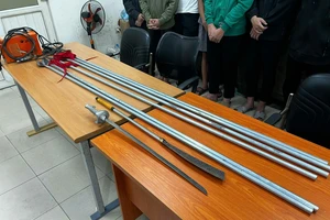 Bắt nhóm cầm tuýp sắt gắn dao, phóng xe rượt đuổi nhau trên phố 