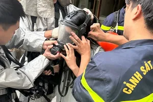 Cháy nhà cao tầng ở Hà Nội, 7 người thoát nạn