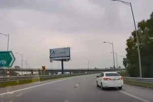 Xử phạt tài xế lùi ô tô trên cao tốc Hà Nội - Hải Phòng