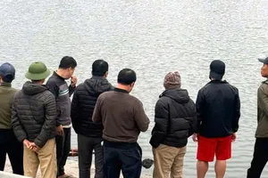 Thi thể cô gái trẻ nổi trên mặt hồ Văn Chương