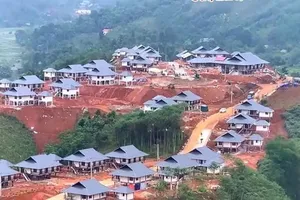 Người dân Làng Nủ nhận 40 căn nhà mới