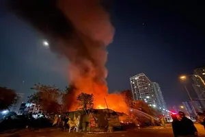Hà Nội lại xảy ra cháy dữ dội kho lốp ô tô