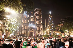 Không khí Noel tràn ngập phố phường Hà Nội