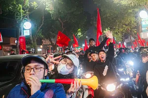 Người dân Hà Nội đổ ra đường mừng chiến thắng trước Đội tuyển Thái Lan