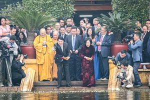 Hình ảnh Chủ tịch nước Lương Cường cùng Phu nhân và kiều bào dâng hương, thả cá