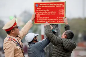 CSGT Hà Nội lắp biển tuyên truyền Nghị định 168