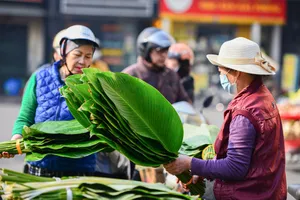 Chợ lá dong đắt khách dịp Tết Nguyên đán 2025