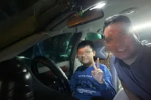 Cục CSGT làm việc với người đàn ông khoe cho con trai 12 tuổi lái ô tô