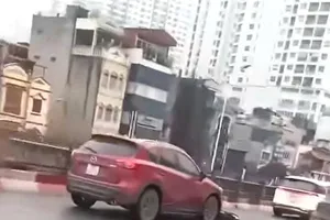 Hà Nội: Triệu tập tài xế lái ô tô kéo lê xe máy trên cầu Vĩnh Tuy