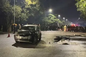 Hà Nội: Va chạm với ô tô, 3 nam thanh niên đi xe máy tử vong tại chỗ