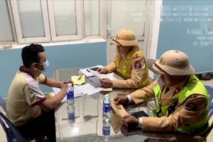 Xe khách chở 25 người đi ngược chiều trên cao tốc, tài xế không có bằng lái