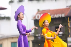 Ấn tượng với màn trình diễn áo dài của những nữ Công an Nhân dân