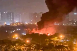 Nhiều tiếng nổ lớn trong vụ cháy bãi phế liệu lúc rạng sáng