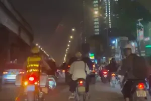 CSGT Hà Nội mở đường cho xe taxi chở người bệnh đi cấp cứu