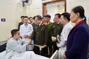 Giám đốc Công an TP Hà Nội thăm cán bộ bị thương khi làm nhiệm vụ