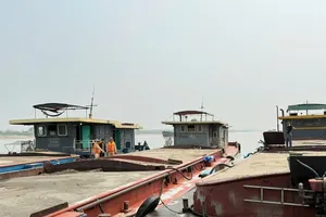 Cảnh sát đường thủy bắt 3 tàu vận chuyển gần 1.000m3 cát lậu trên sông Hồng