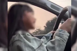 Đã xác định người đàn ông cho con gái cầm vô lăng điều khiển ô tô trên đường