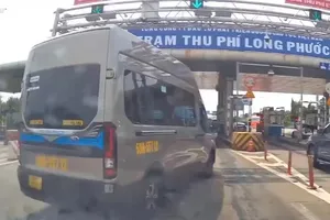 Chuyển làn khi vào trạm thu phí, tài xế xe khách bị phạt 5 triệu đồng