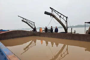 Công an TP Hà Nội phối hợp Cục CSGT bắt giữ tàu khai thác cát trái phép trên sông Hồng