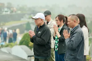 Tết Thanh minh, người dân Hà Nội nhộn nhịp đi tảo mộ 