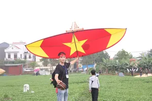 Hàng ngàn người chen chân xem hội thi thả diều truyền thống ở Hà Nội