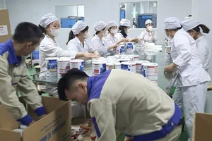 Khởi tố 4 bị can 'chạy án' trong vụ sản xuất, buôn bán sữa bột giả