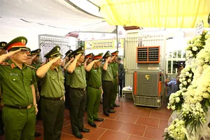 Thứ trưởng Bộ Công an đến viếng và chia sẻ với gia đình Thiếu tá Nguyễn Đăng Khải 