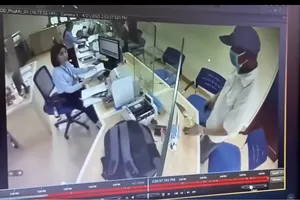 Clip ghi lại cảnh cướp ngân hàng ở Hà Nội
