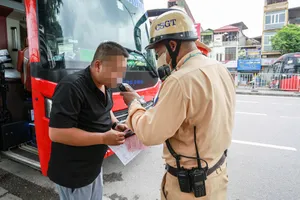 CSGT Hà Nội tổng kiểm tra hoạt động vận tải hành khách trước dịp lễ 30-4