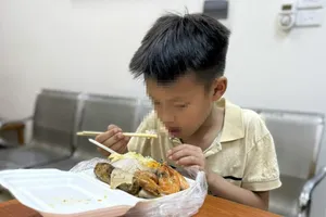 Cháu bé 9 tuổi đi lạc khi đang đạp xe từ Hà Nội vào TP.HCM để xem diễu binh