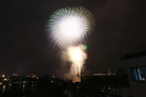 Mãn nhãn với màn pháo hoa ở Công viên Thống Nhất, Hà Nội chào mừng kỷ niệm 30-4