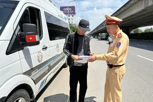 CSGT Hà Nội xử lý nhiều xe khách vi phạm dịp nghỉ lễ 30-4